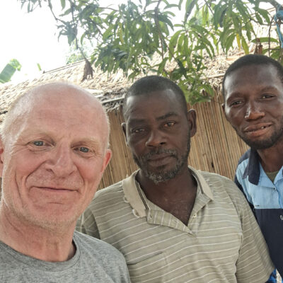 CHEF-DU-VILLAGE-ET-LE-GUIDE