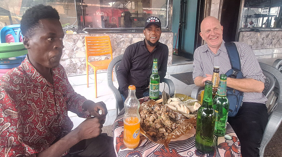 Des hommes profitant de la cuisine locale autour d'une table avec des boissons.