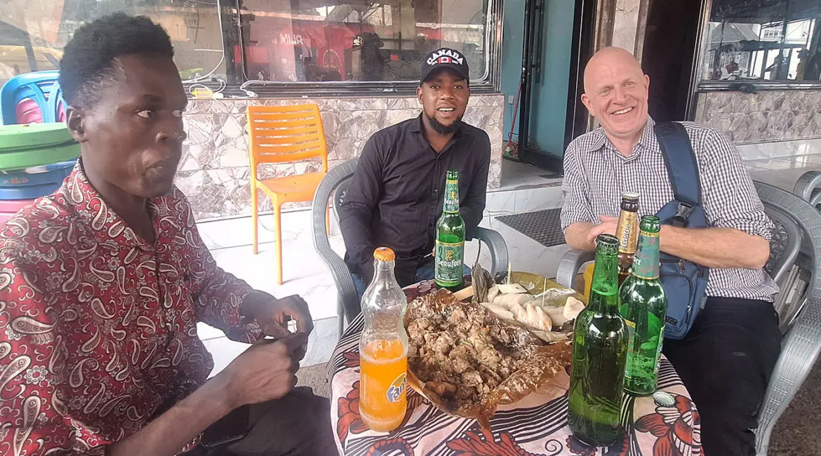 Des hommes profitant de la cuisine locale autour d'une table avec des boissons.