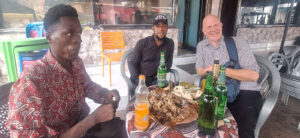 Des hommes profitant de la cuisine locale autour d'une table avec des boissons.