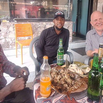 Des hommes profitant de la cuisine locale autour d'une table avec des boissons.
